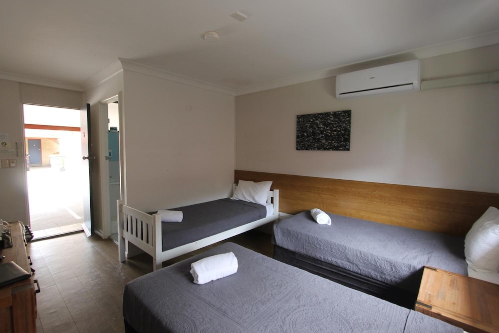 Toreador Motel 22/50