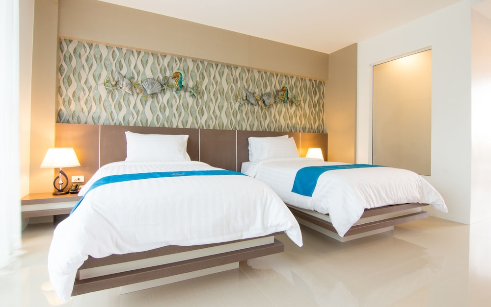 SUPERIOR, DOUBLE OR TWIN BED, POOL VIEW