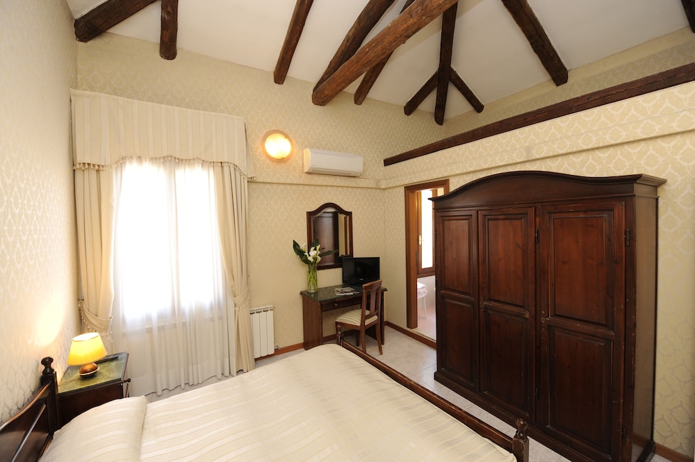 Economy, Queen Bed