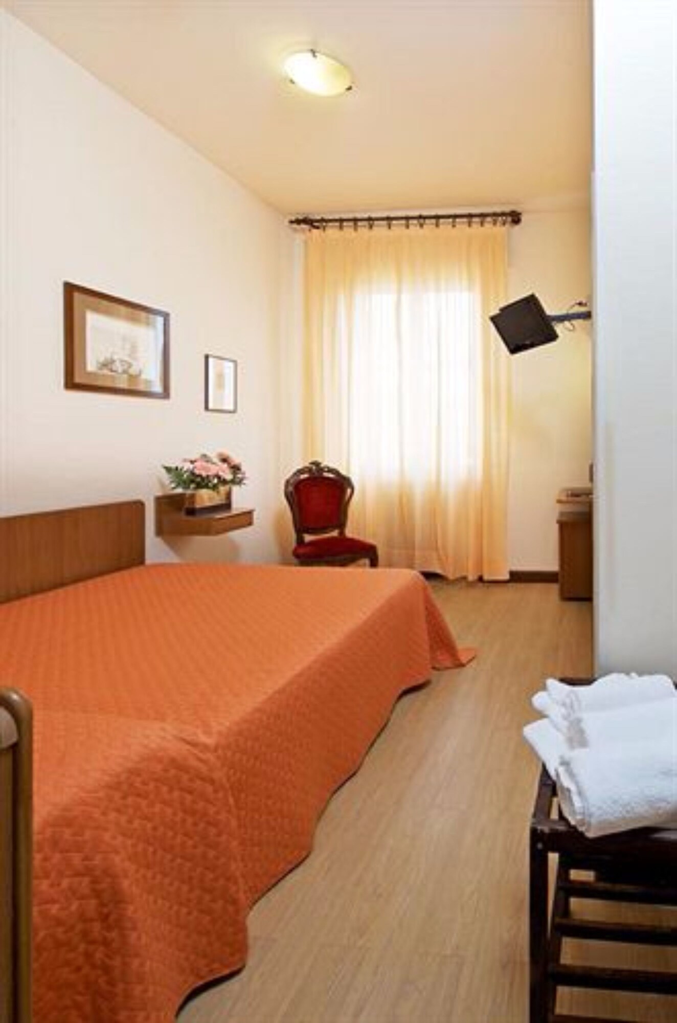 ROOM, QUADRUPLE