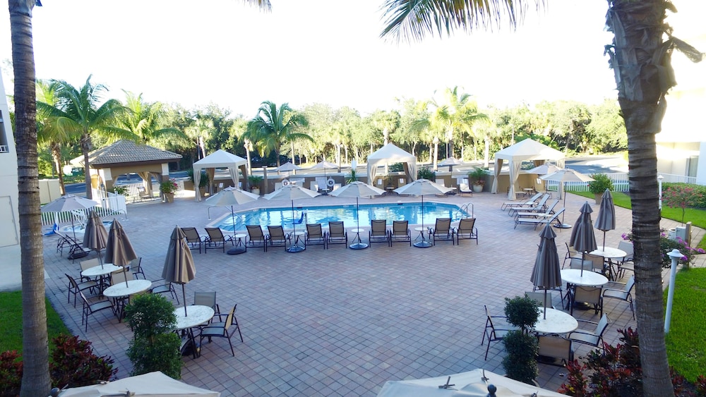 Holiday Inn Express and Suites Naples Downtown 58/64