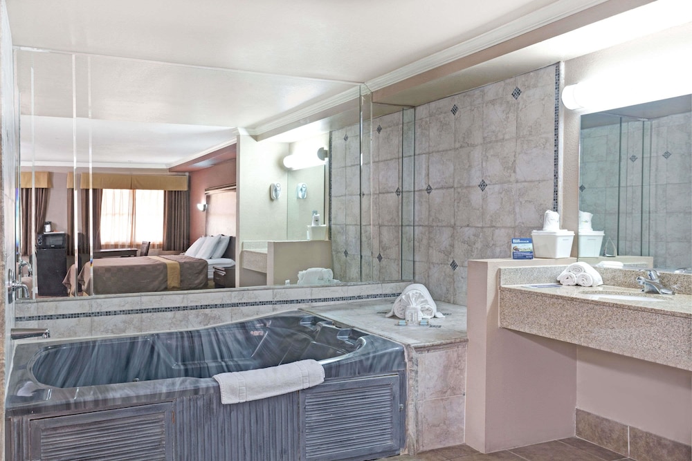 Travelodge by Wyndham Whittier 6/33