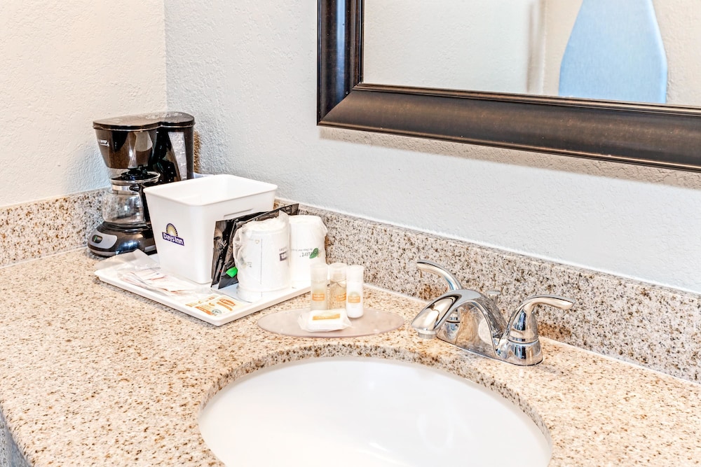 Cabana Inn & Suites 19/22