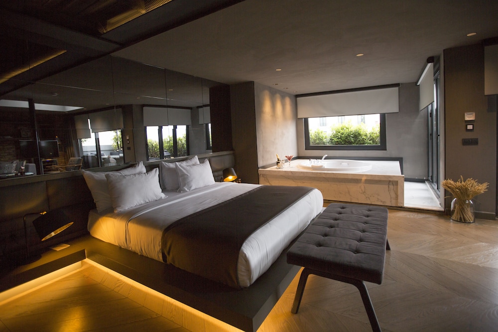 Suite, Jetted Tub