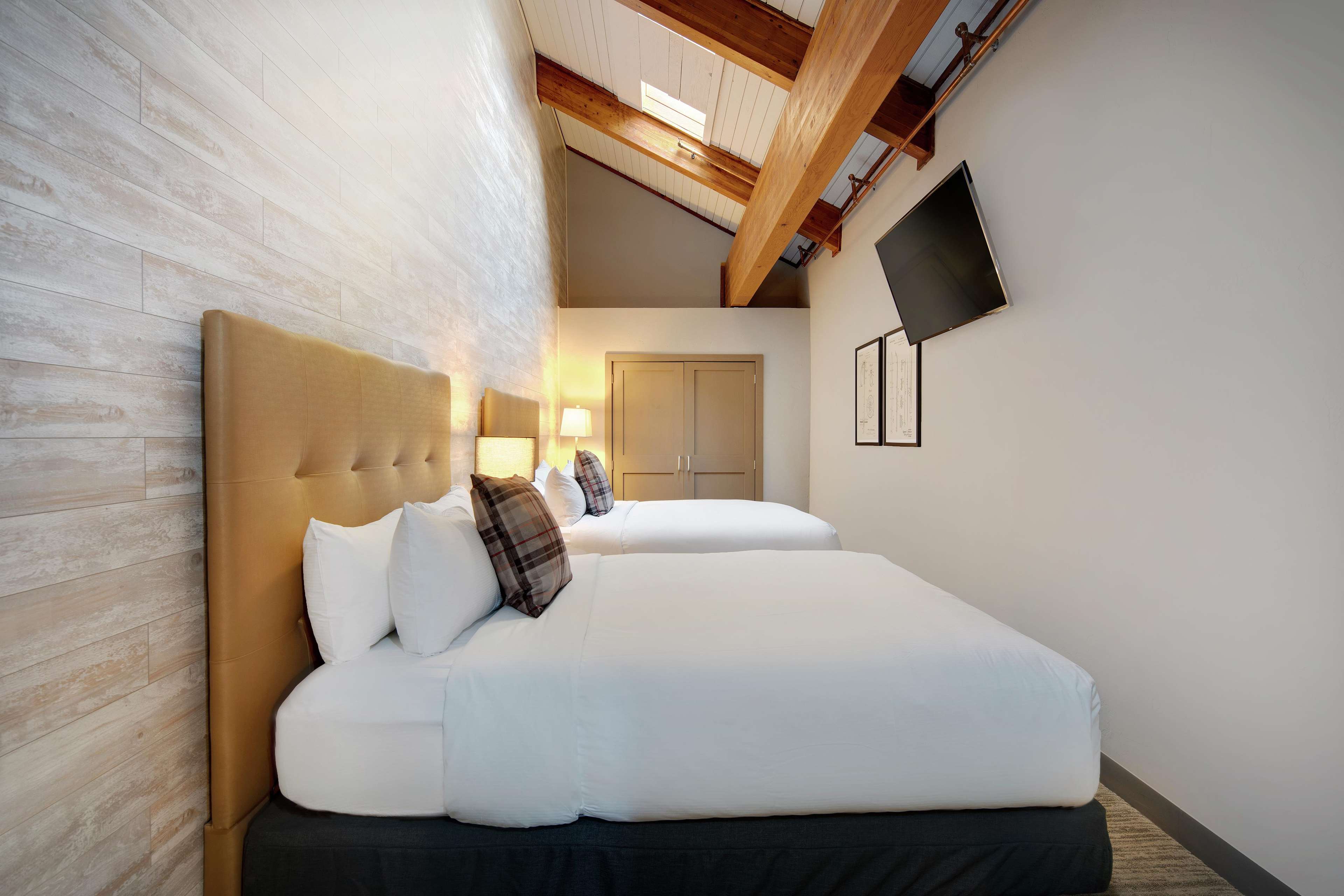 LOFT, SUITE, KING BED, 2 QUEEN BEDS