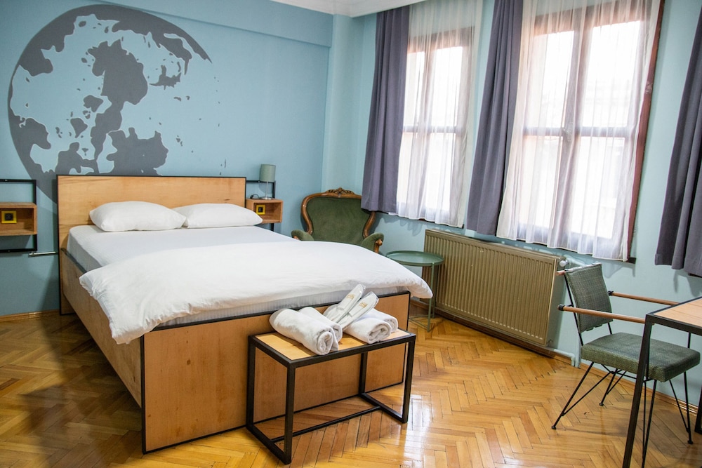 DELUXE, QUEEN BED, CITY VIEW