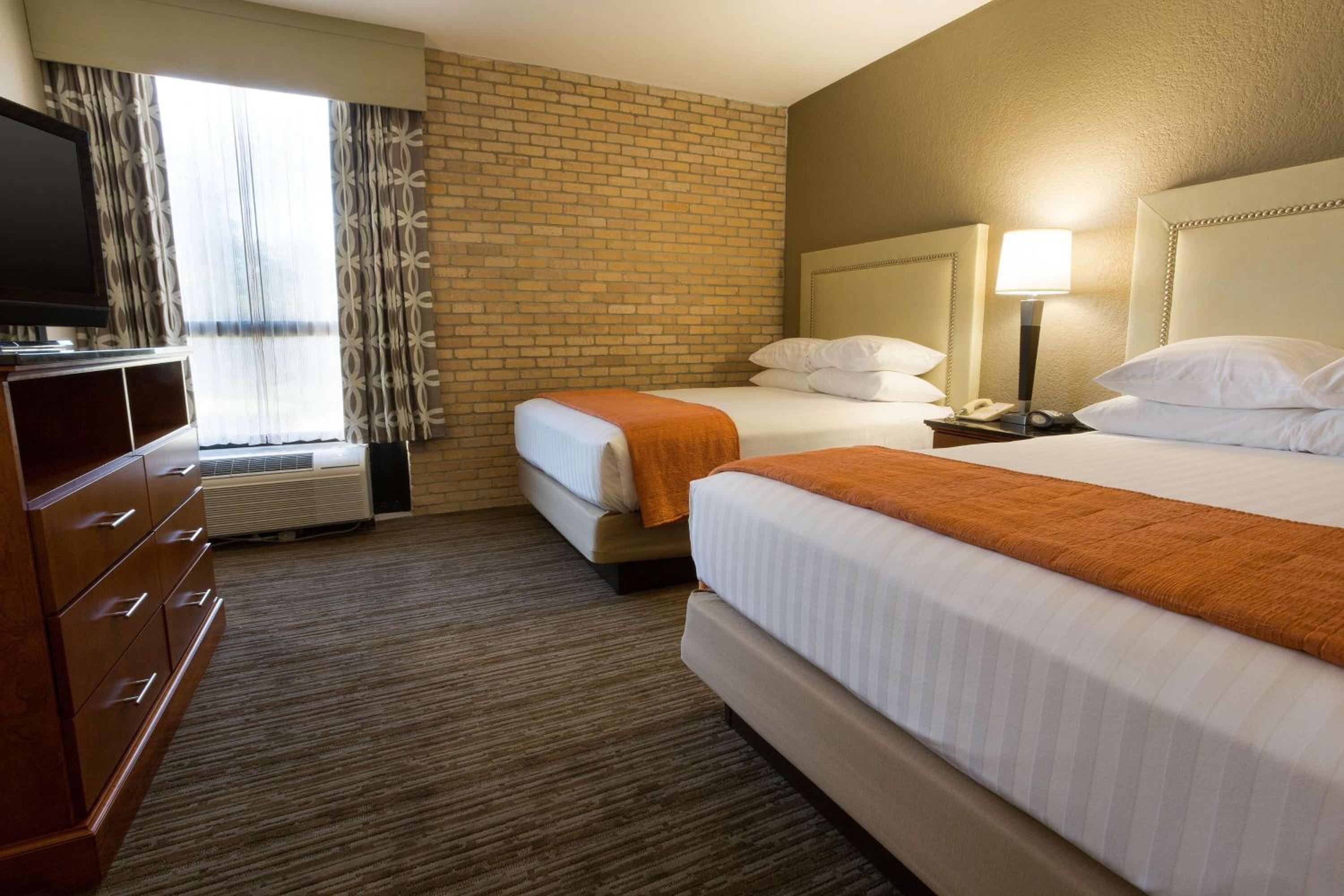 2 Rooms, Suite, 2 Queen Beds, Sofa, High Floor, Accessible