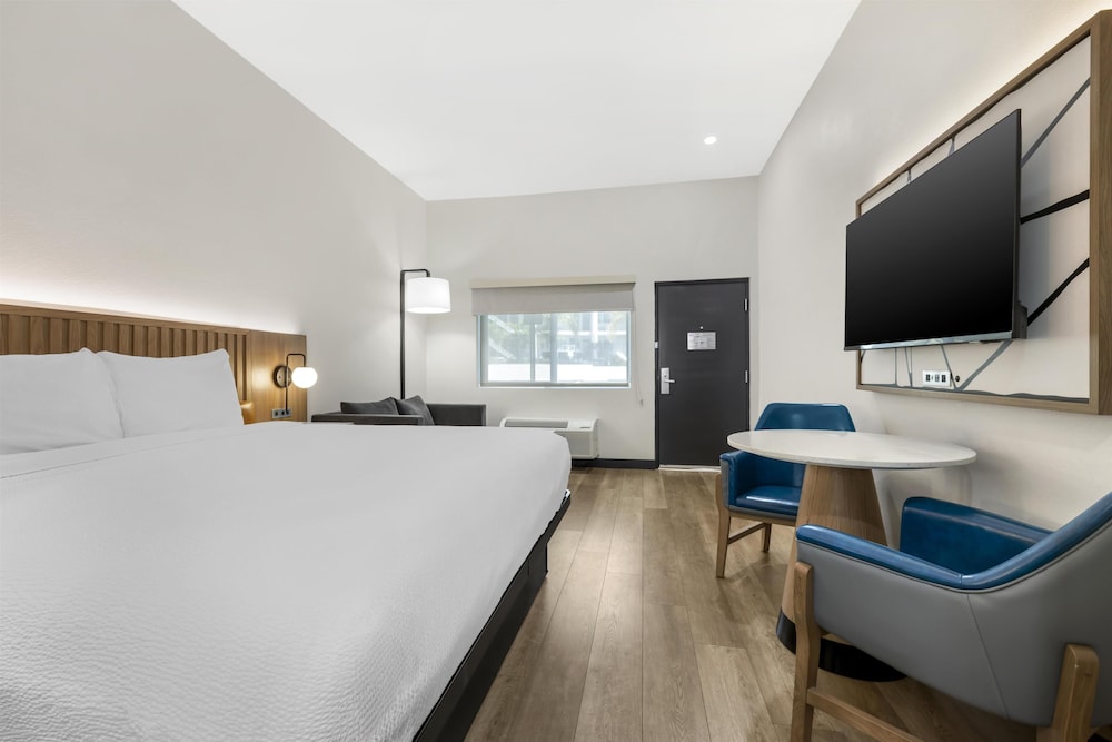 STANDARD, KING BED, SOFA