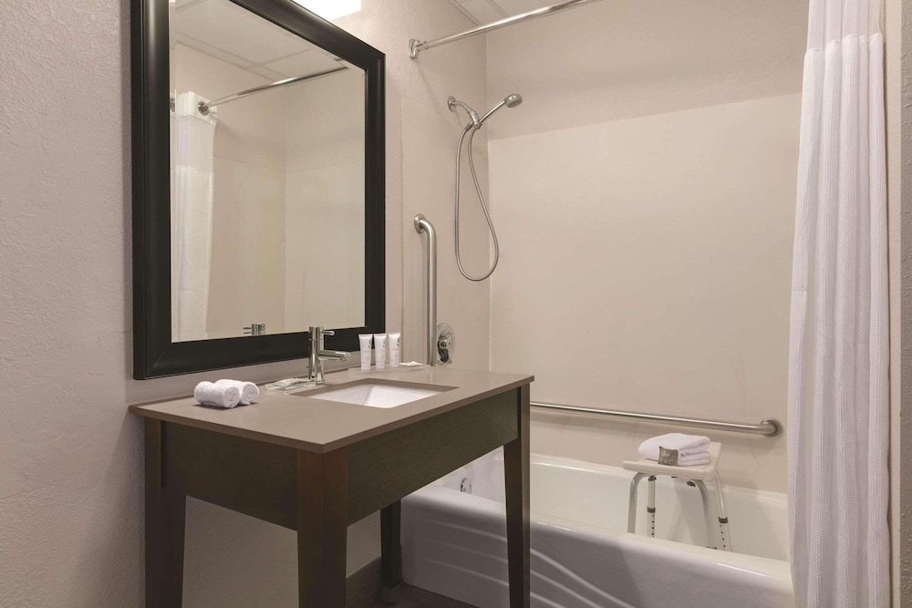 Country Inn and Suites by Radisson, Port Clinton, OH 24/24