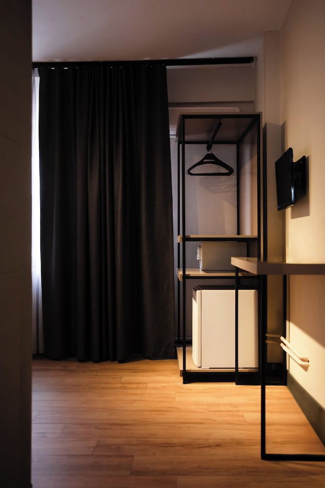 Leons Hotel 4/50