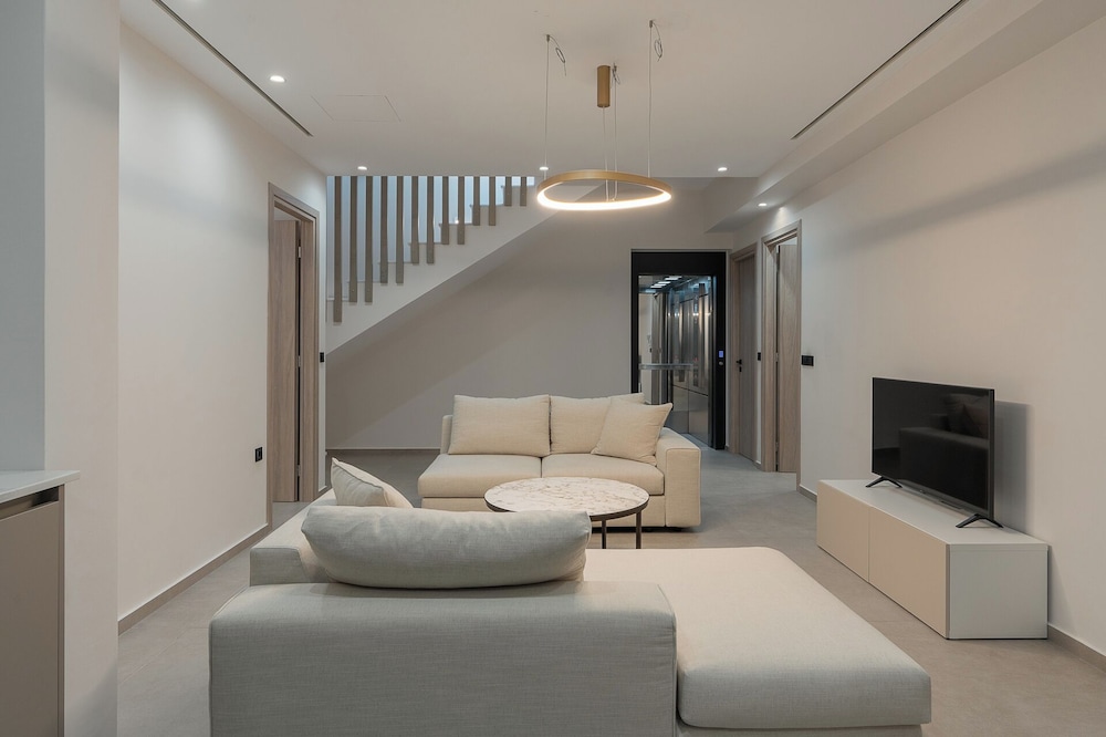 Kymothoe Elite Suites 79/97