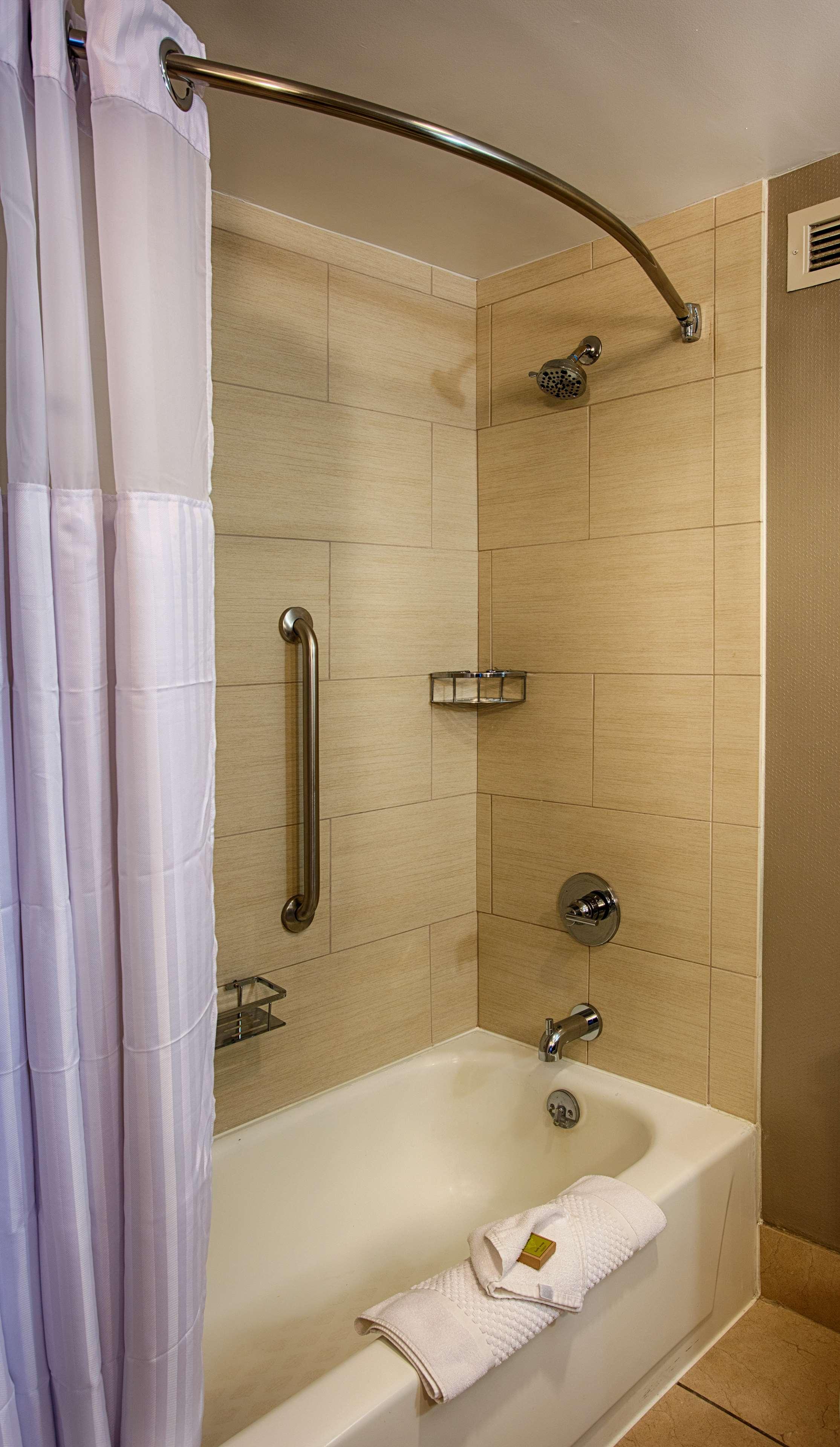 غرفة ديلوكس بسرير كوين، DoubleTree by Hilton Denver - Westminster 2/2