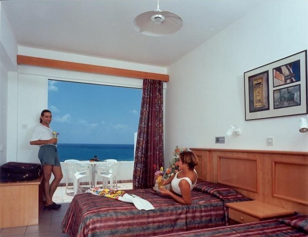 Corallia Beach Hotel Apartments 8/39