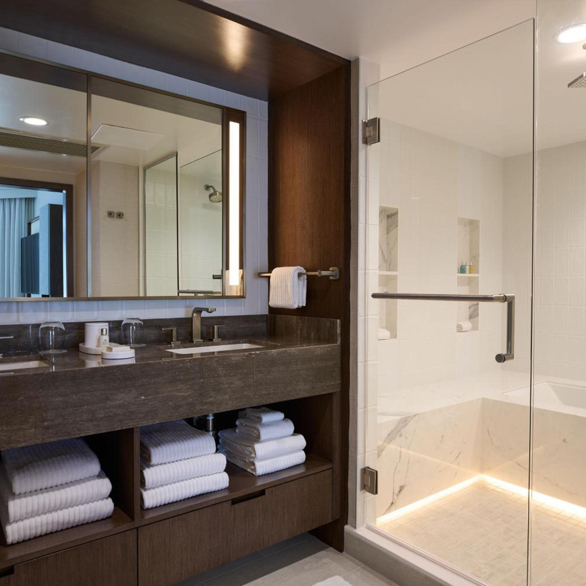 1 Bedroom, Sky, Luxury, Suite, King Bed, Ocean View، VEA Newport Beach, A Marriott Resort & Spa 2/2