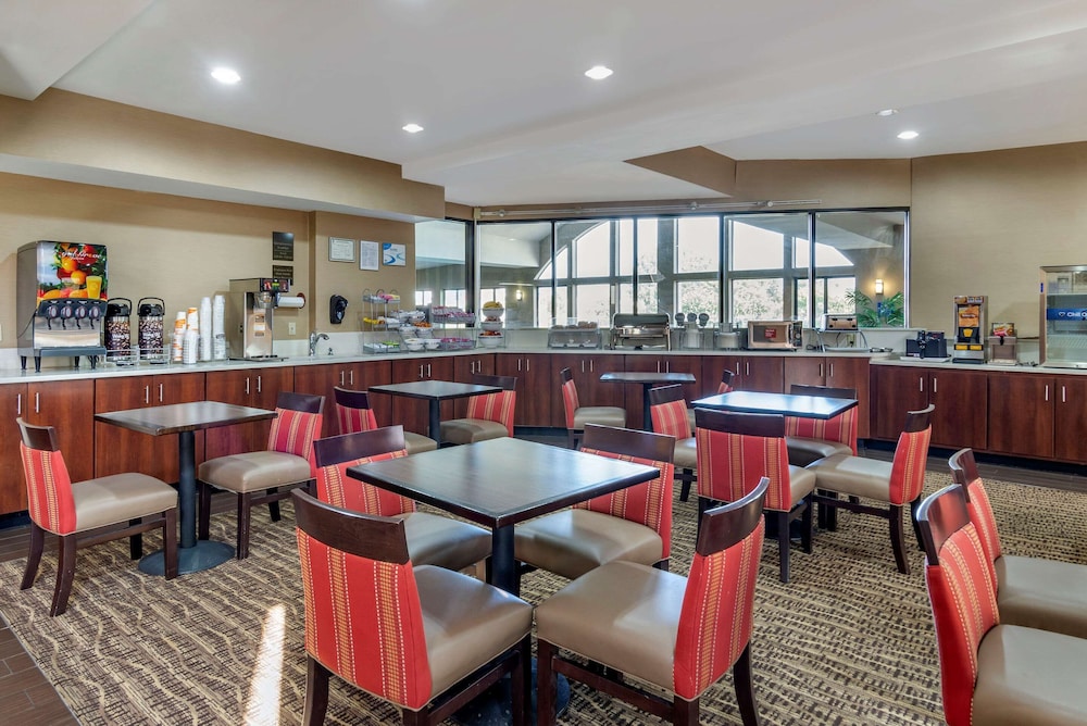 Comfort Suites Warner Robins 38/56