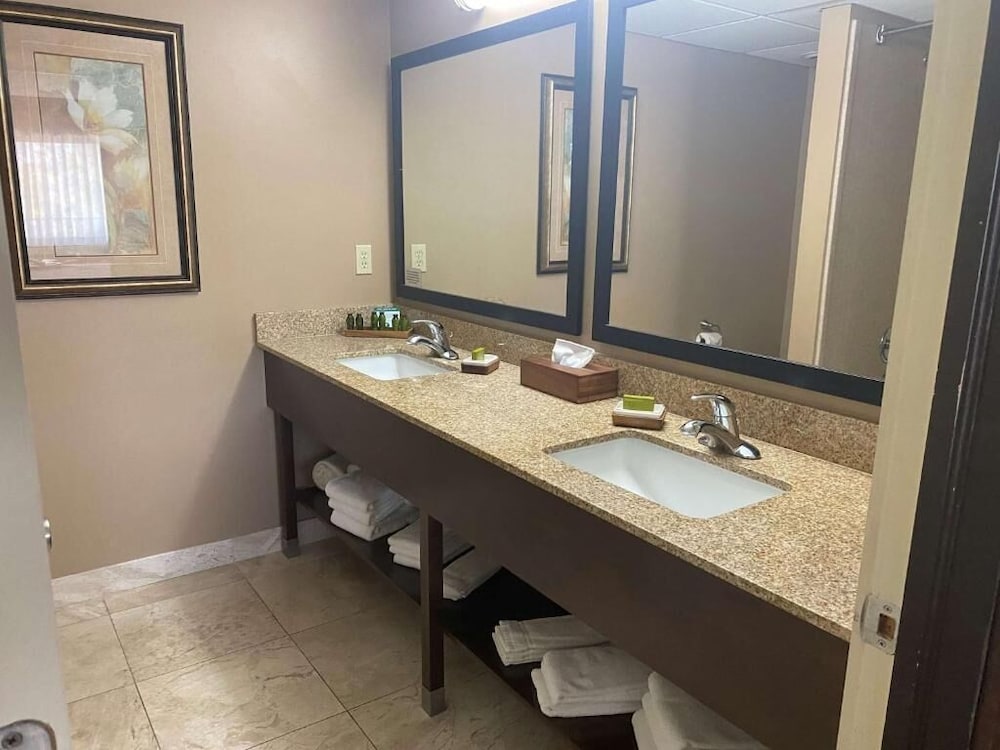 Fourwinds Lakeside Inn Marina 37/48
