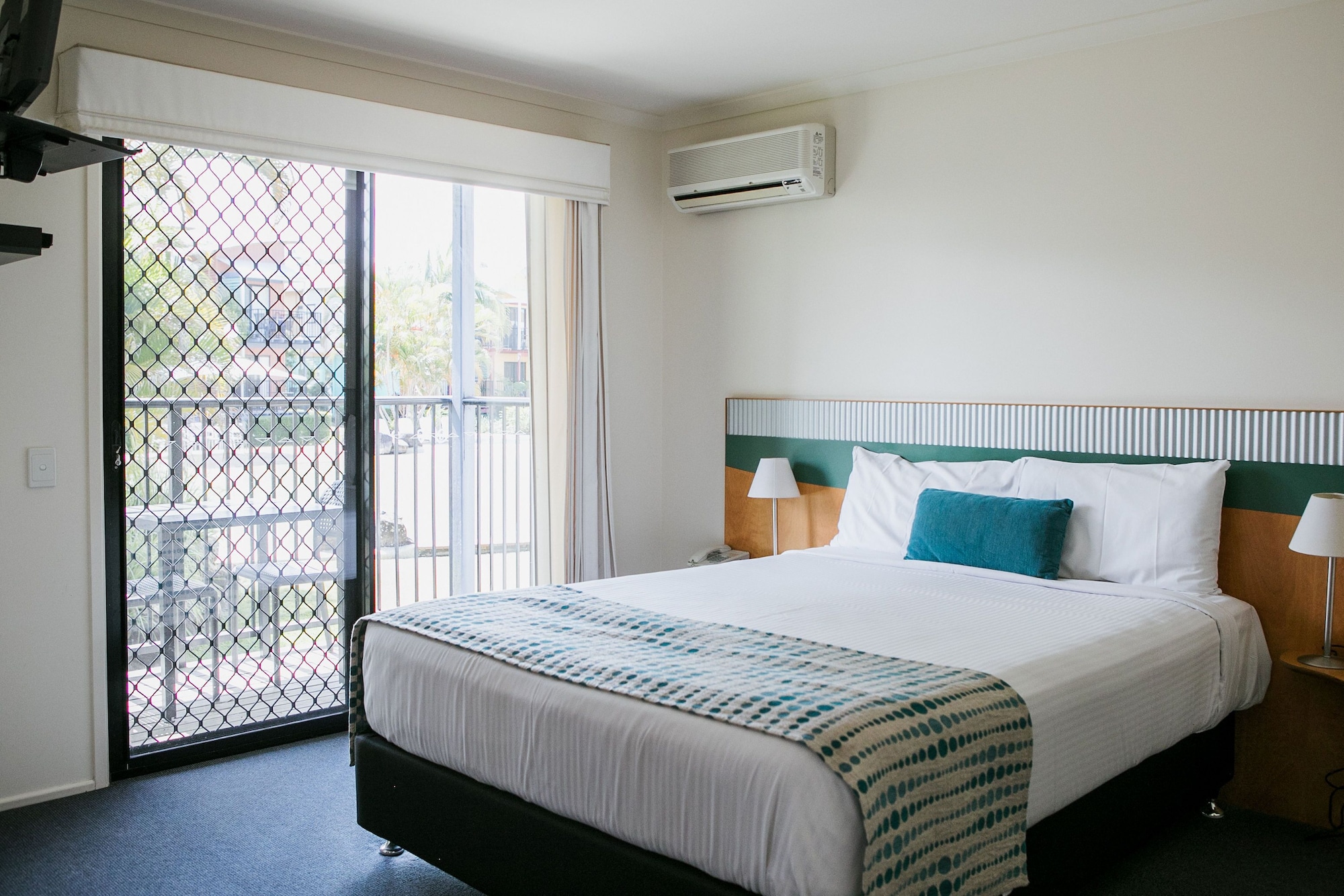2 BEDROOMS, TOWN HOUSE