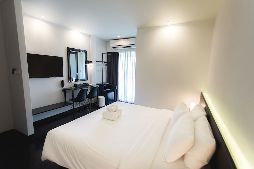 STANDARD, KING BED, SOFA