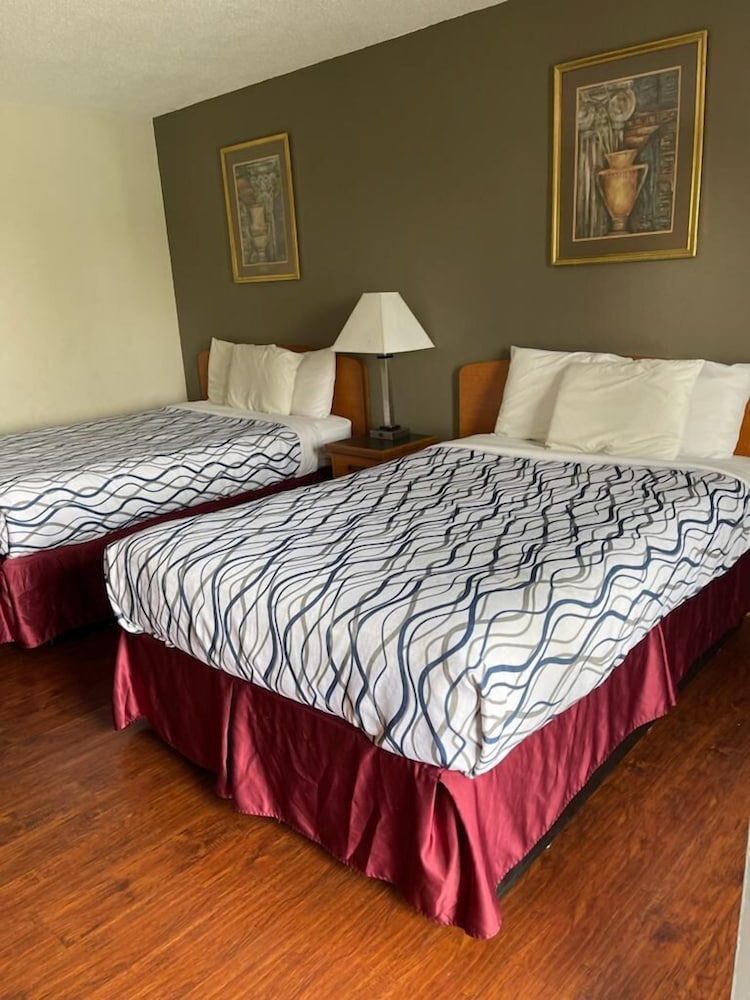 Bear Mount Inn And Suites 15/40