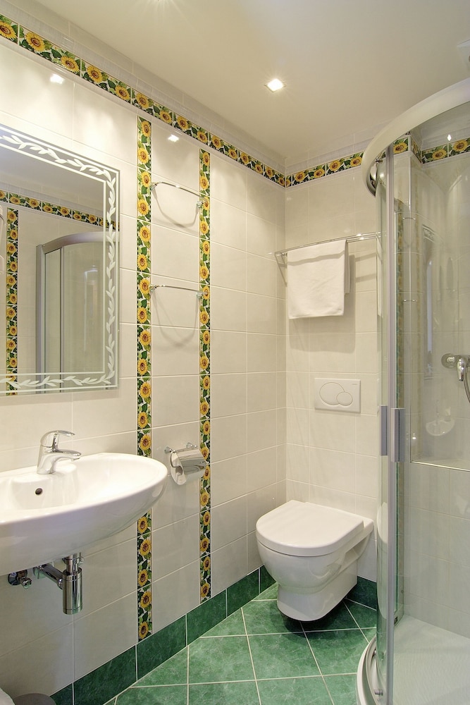 Green Garden Hotel 58/64