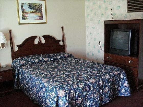 Base Motel By OYO South Tampa 18/32