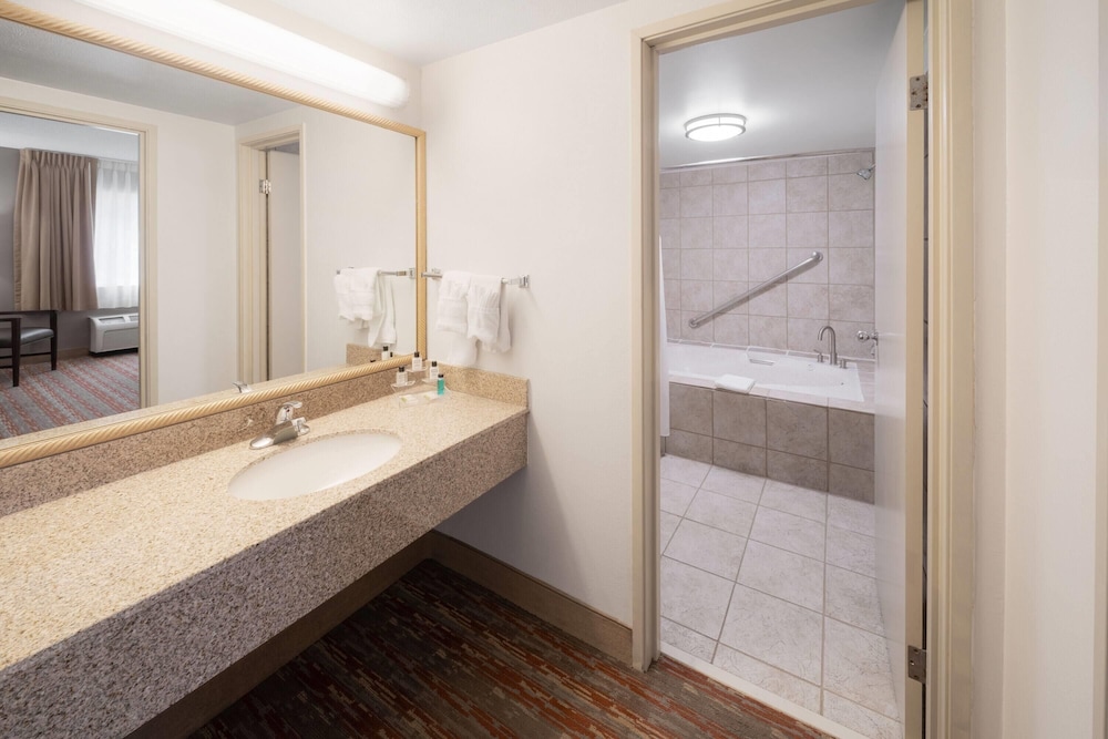 Endeavor Inn & Suites, Trademark Collection by Wyndham 53/55