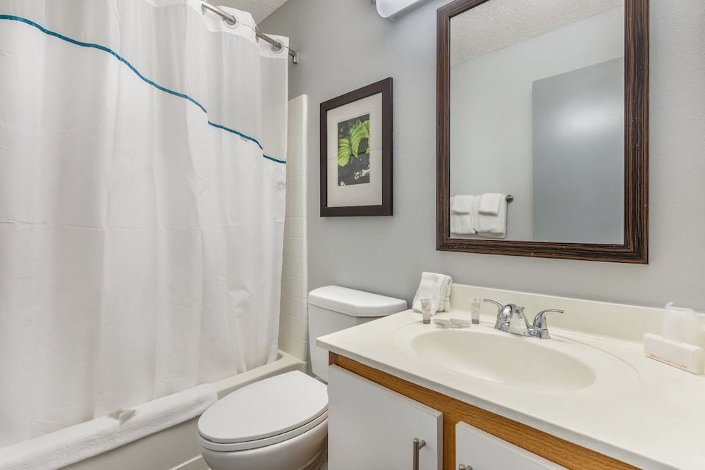 جناح بسرير كوين مع أريكة، HomeTowne Studios & Suites by Red Roof Greensboro 5/8
