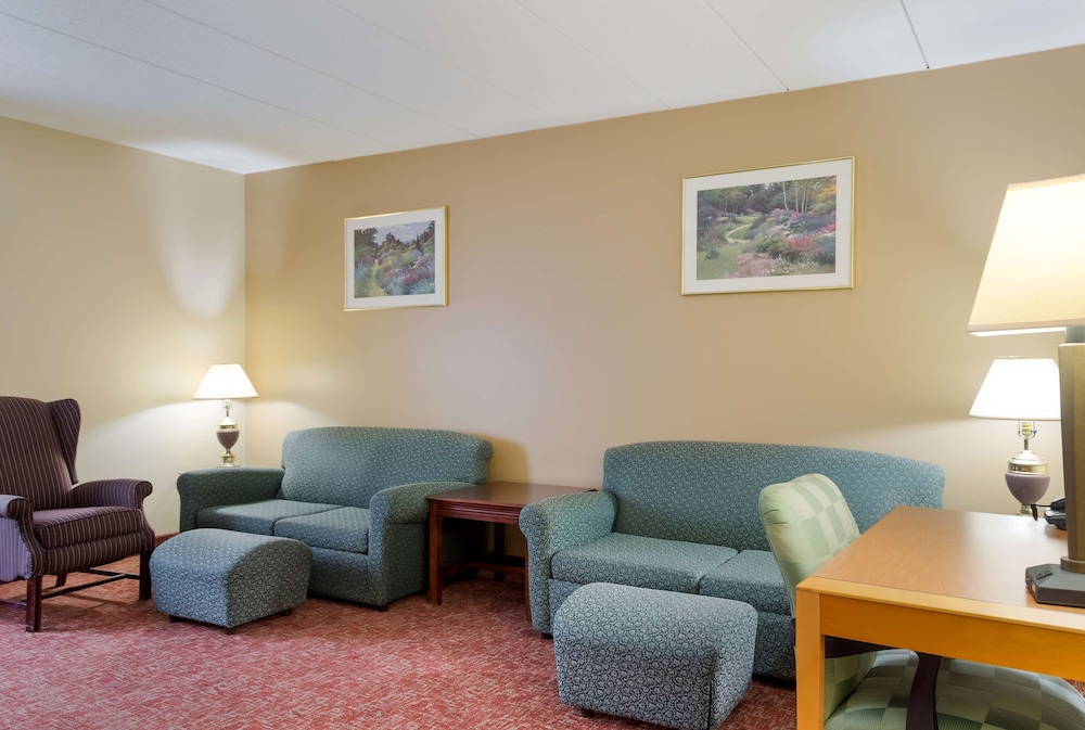 All Seasons Inn & Suites Smithfield Providence 21/36