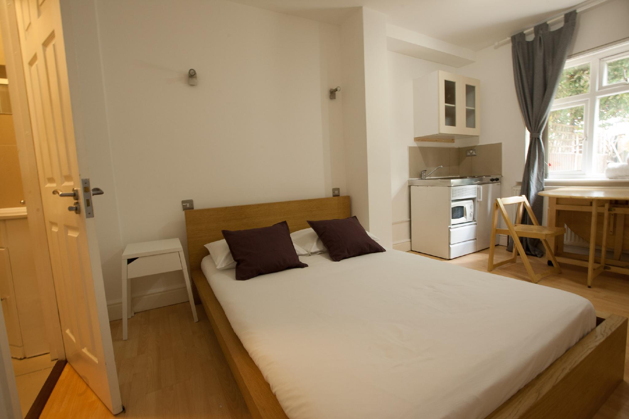 Tooting Rooms & Studio by PrimeCityHosts 3/10