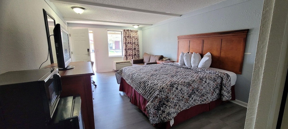 غرفة قياسية بسرير كينج لذوي الإعاقة، Rodeway Inn Auburn Hills - Detroit 3/10