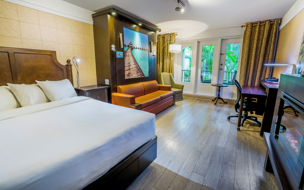 SUPERIOR, 1 QUEEN AND 1 MURPHY BED, QUEEN MURPHY BED, GARDEN VIEW
