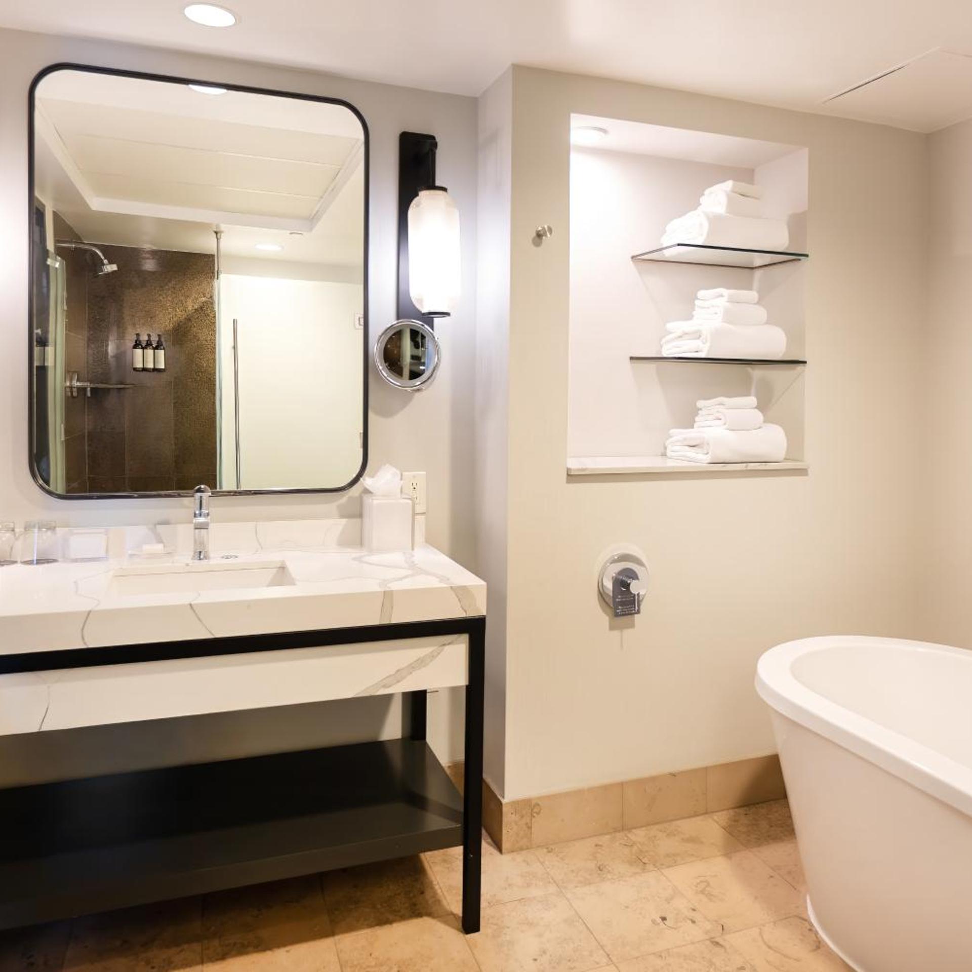غرفة بسرير كينج وسرير كوين، Hotel 1000 Seattle 7/7