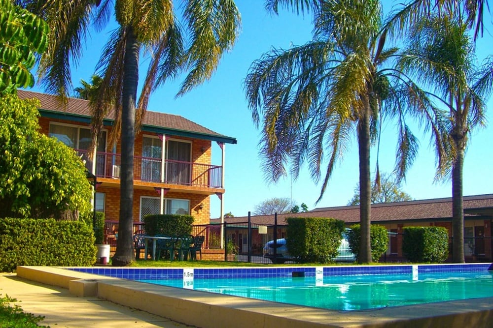 Homestead Motel 57/59