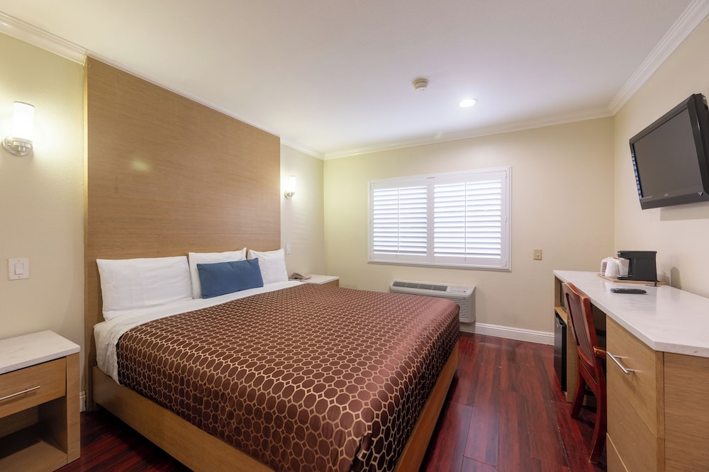 DELUXE, KING BED