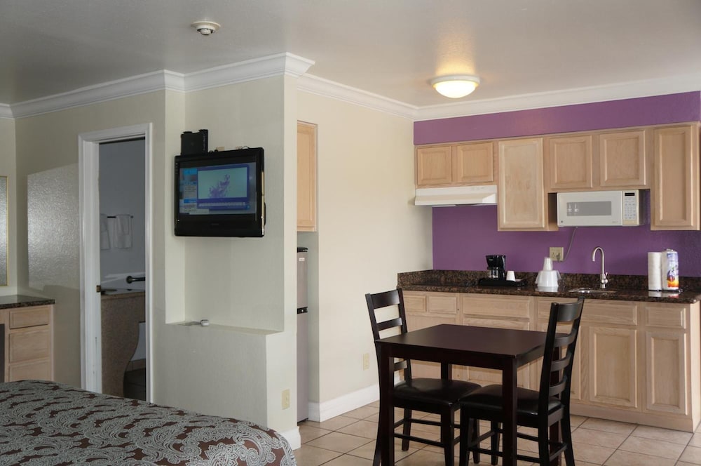 Rodeo Lodge (ex Americas Best Value Inn and Suites-Clovis/Fresno) 42/59