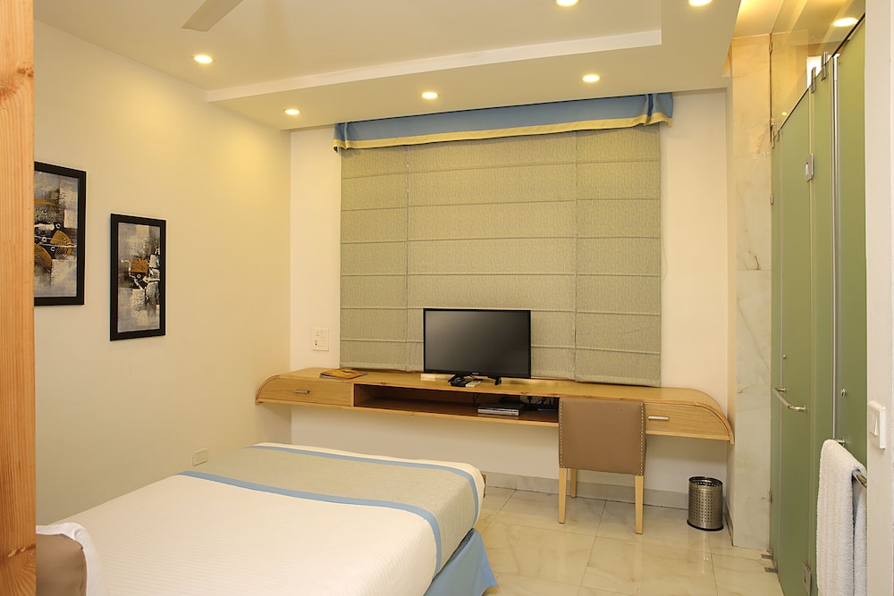 Ahuja Residency Gurgaon 25/70