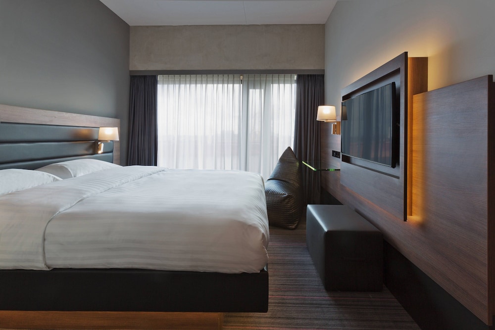 Room, Queen Bed, Moxy Amsterdam Houthavens 2/7