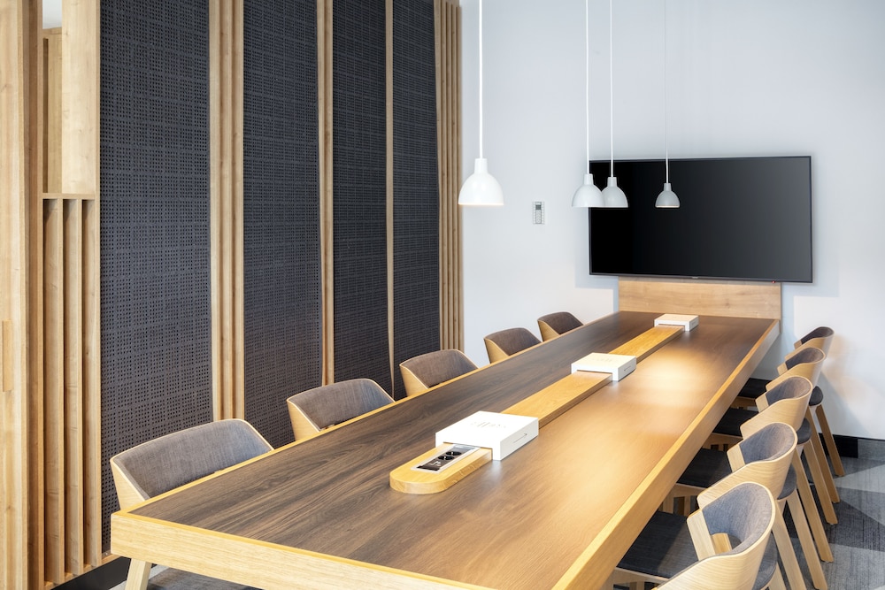 HOLIDAY INN EXPRESS BADEN BADEN 50/53