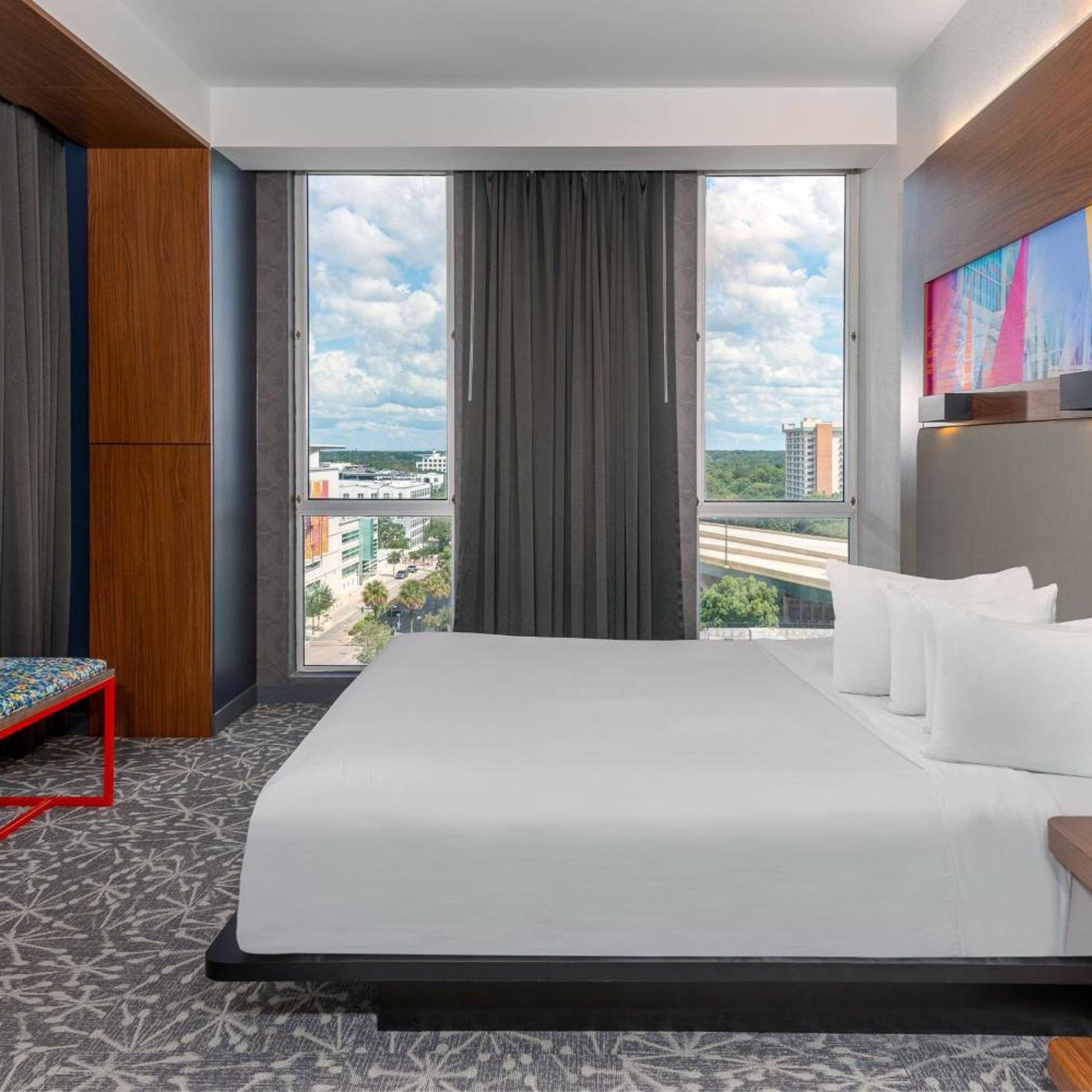 Savvy, Suite, King Bed, Corner