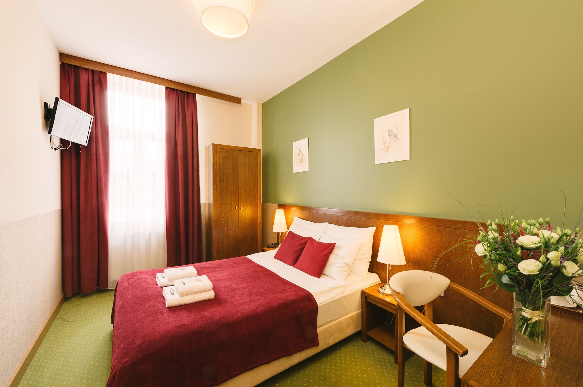 CLASSIC, DOUBLE BED, CITY VIEW