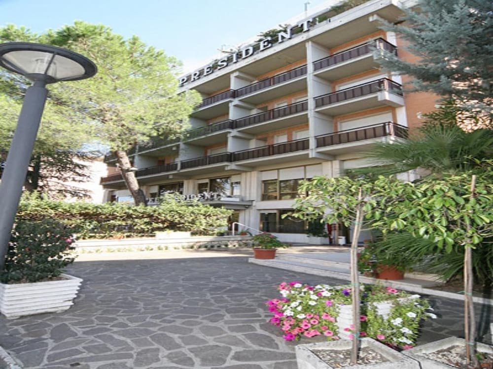 Hotel President 2/43