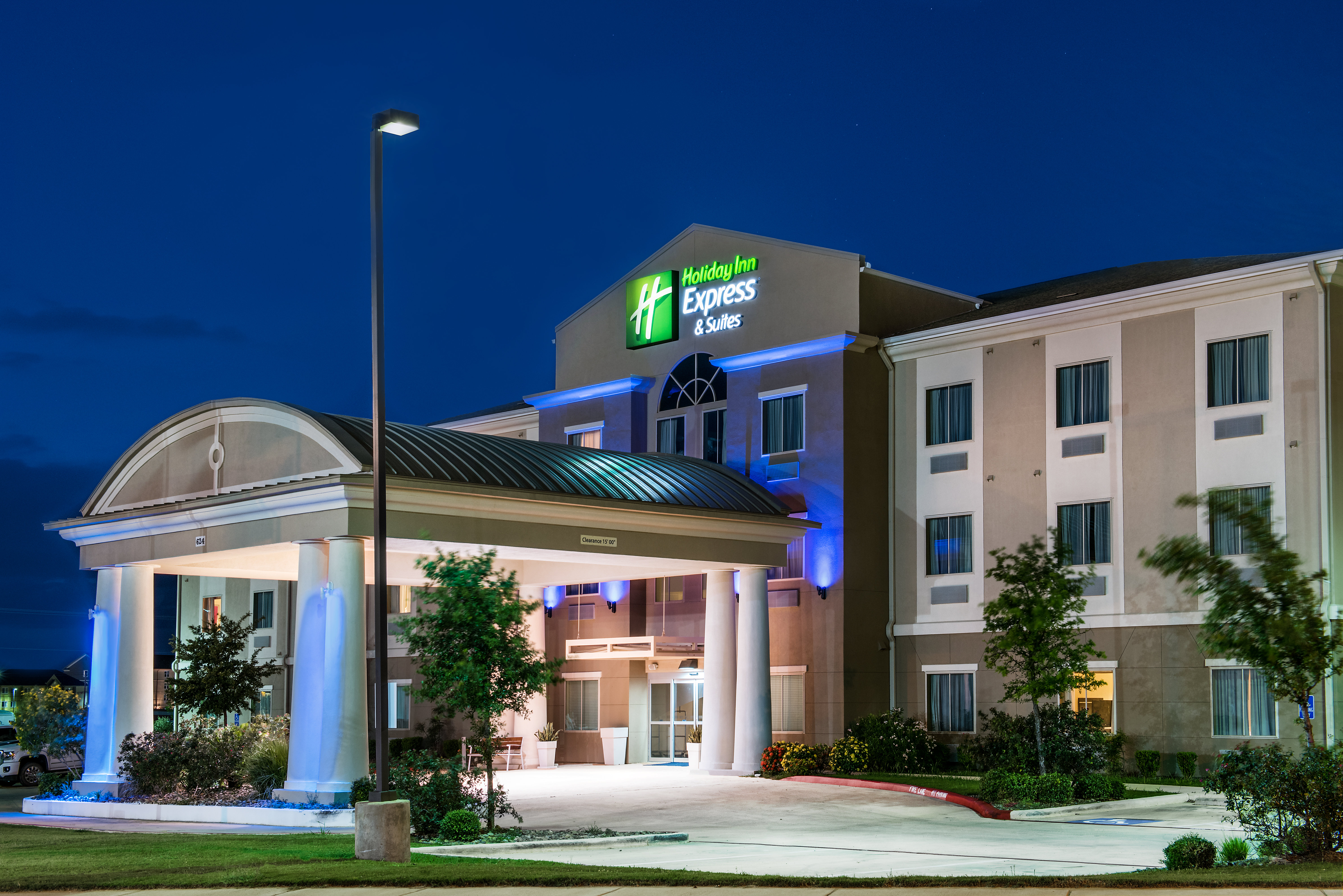 Holiday Inn Express Suites Cotulla 3/32