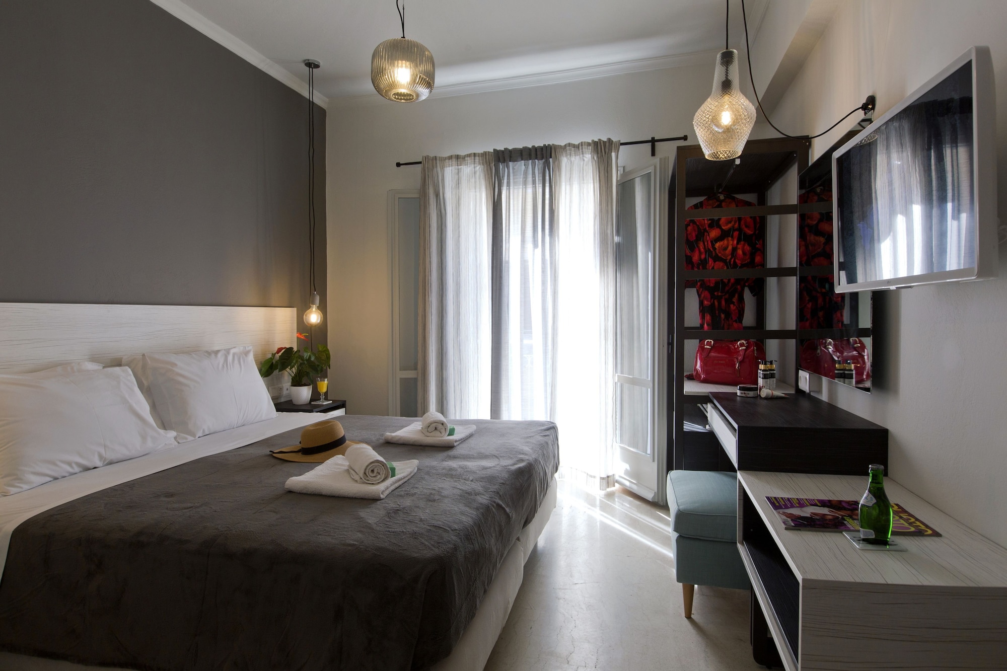 1 BEDROOM, SUITE, CITY VIEW, KITCHENETTE