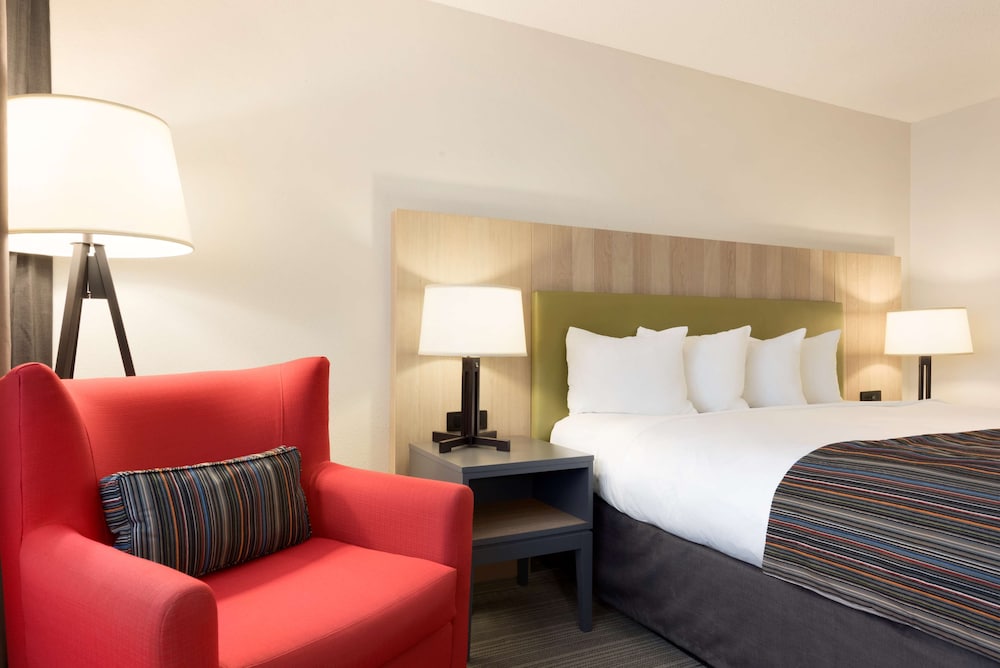 Country Inn & Suites by Radisson, Chippewa Falls, WI 4/25