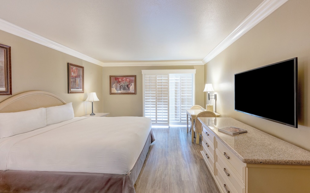 Deluxe, King Bed, Golf Course View
