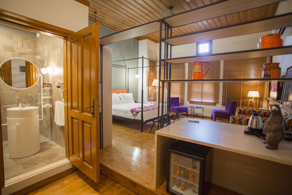 Char Me Boutique Hotel 75/77