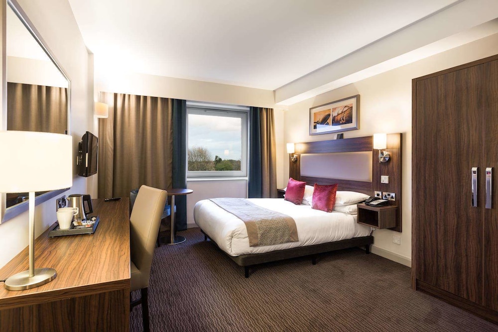 Heston Hyde Hotel 23/43
