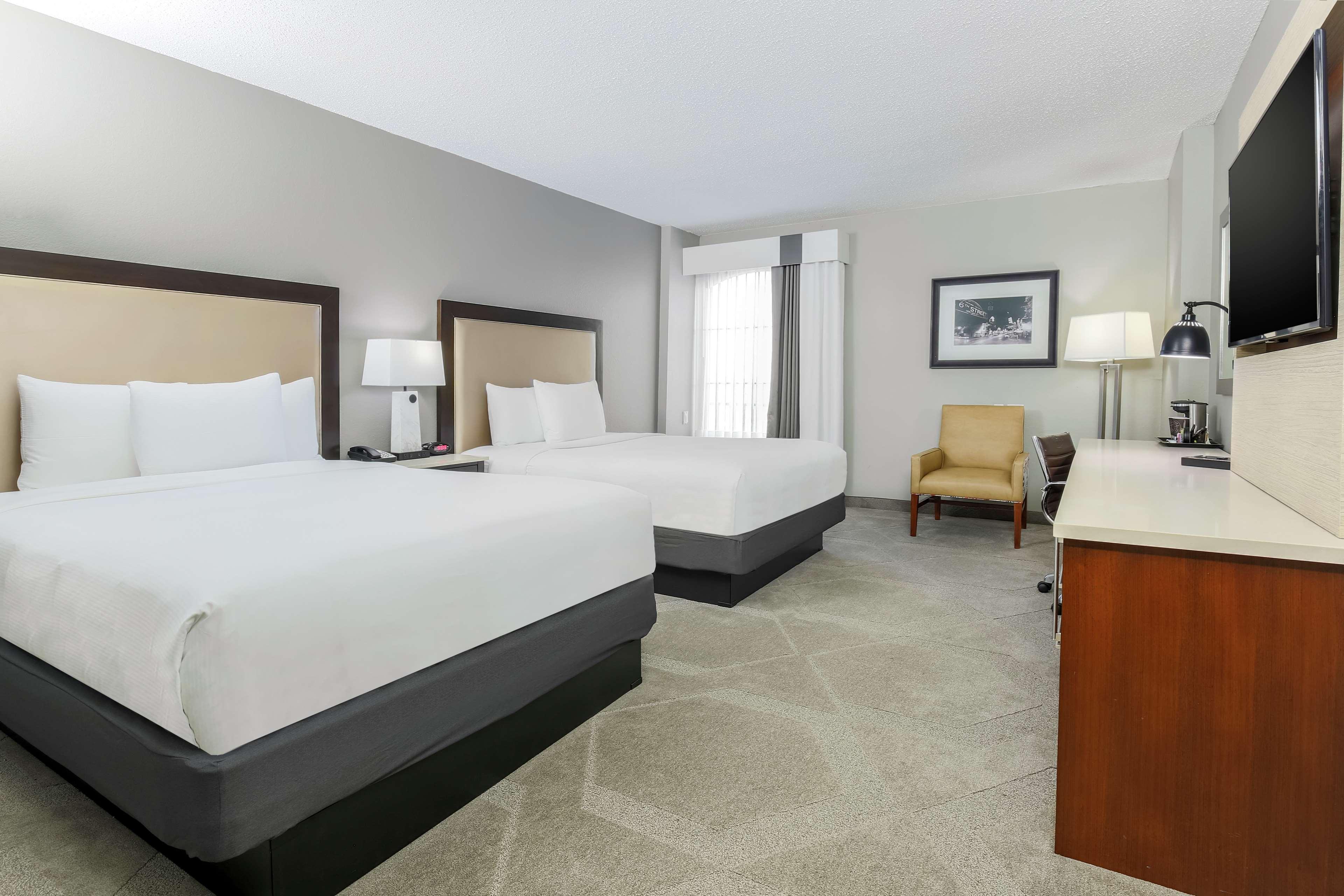 ROOM, 2 QUEEN BEDS, LANDMARK VIEW, ACCESSIBLE
