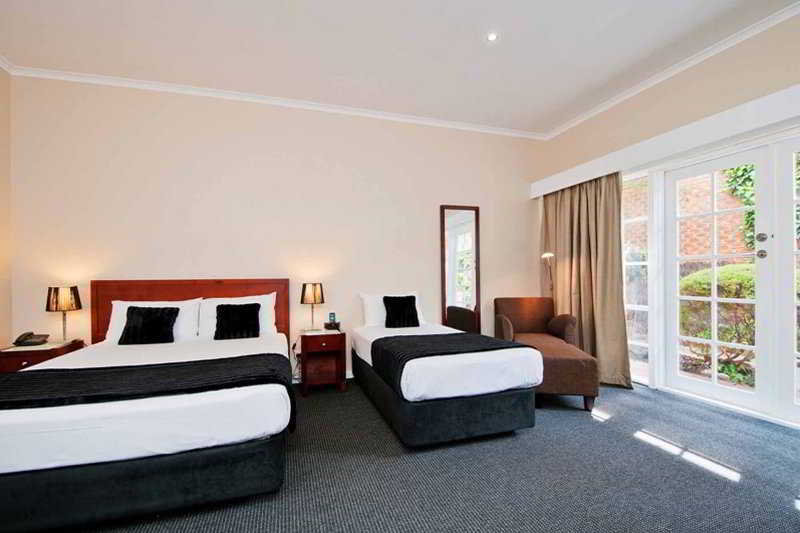 Room, 2 Beds, Quality Hotel Melbourne Airport 4/10