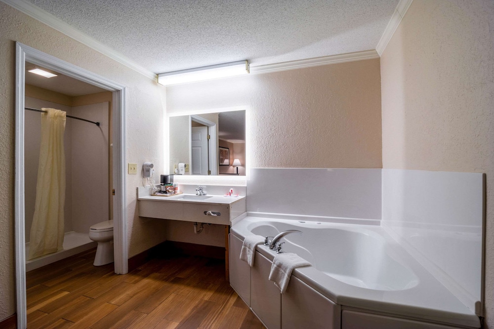 Econo Lodge Inn & Suites Cayce I-26 Airport 14/32